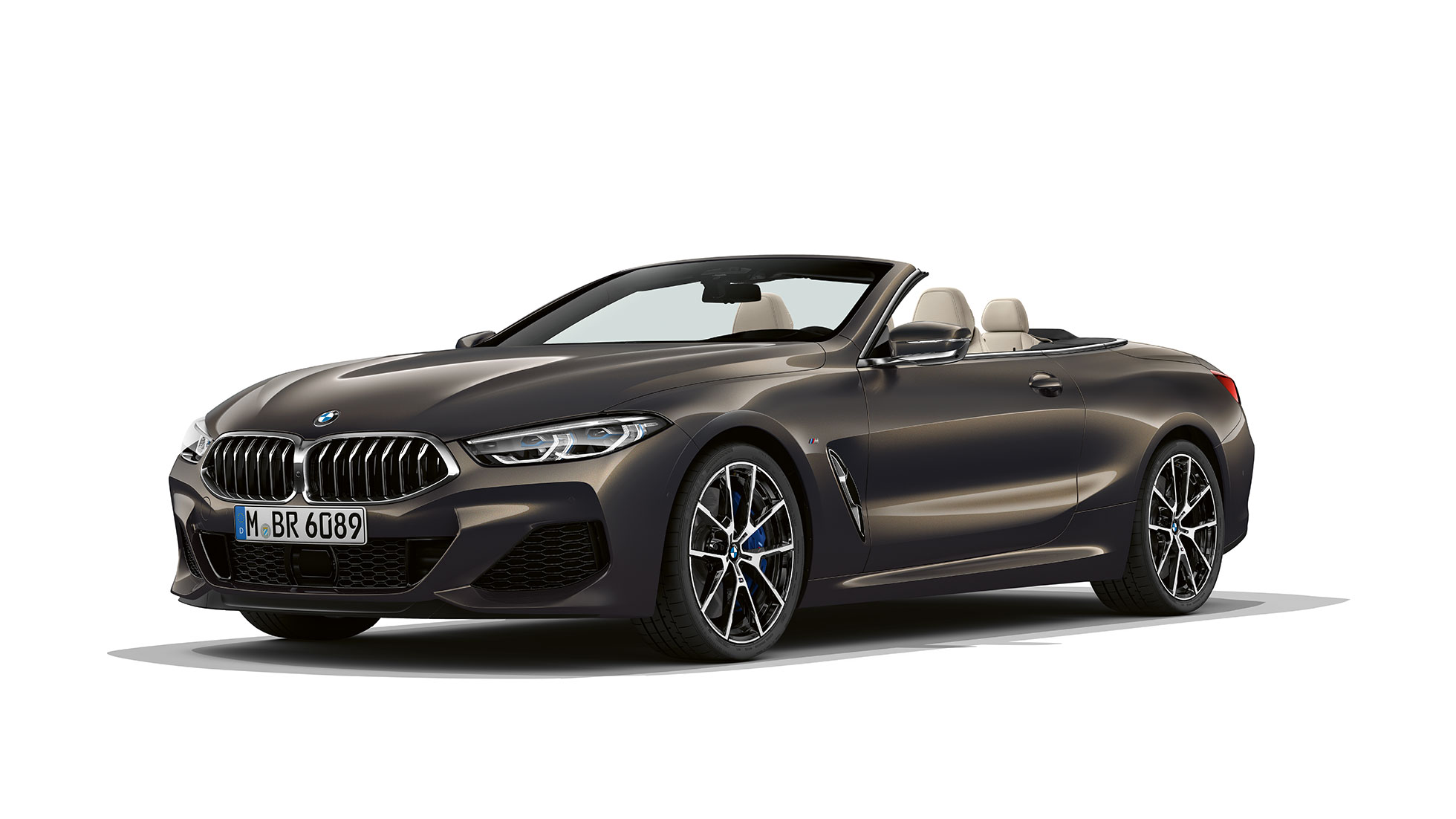 BMW M850i ​​xDrive, Dravit Grey metalizado, vista frontal de tres cuartos.