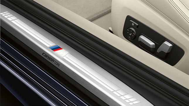 Acercamiento de la moldura de puertas del BMW Serie 8 Coupé con logotipo M.