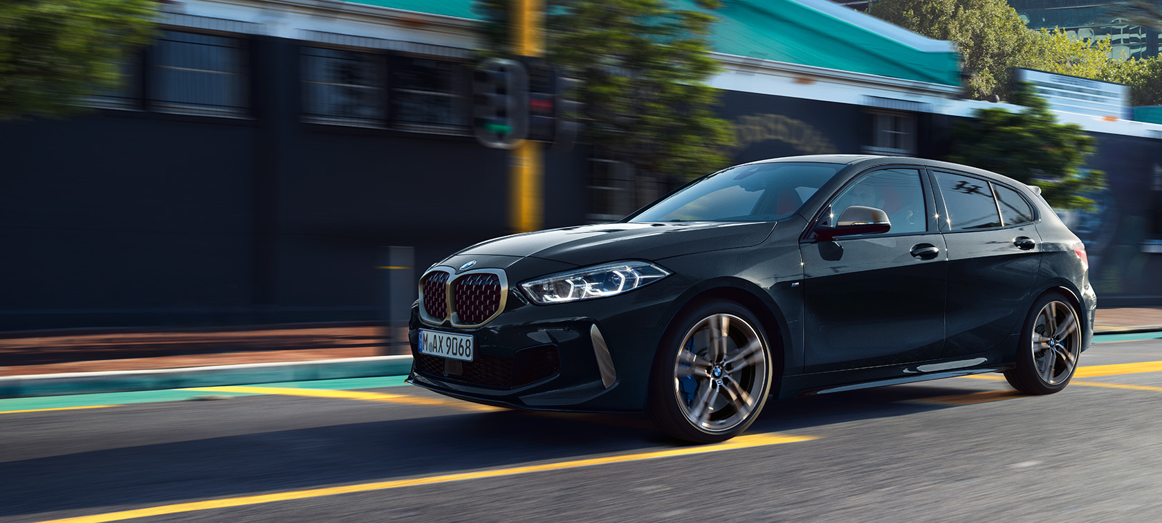 Vista lateral de tres cuartos del nuevo BMW M135i xDrive en Black Sapphire metallic.