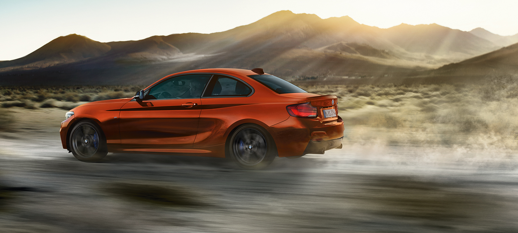 Dinámica de conducción del BMW M240i Coupé F22 2017 Sunset Orange metálico, vista lateral