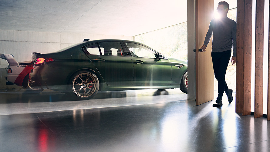 Carro deportivo BMW M5 en estacionamiento