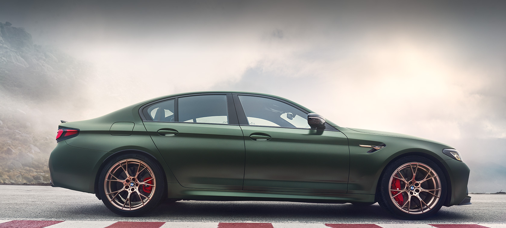 BMW M5 CS F90 2021 Frozen Deep Green metalizado, vista de tres cuartos del frontal