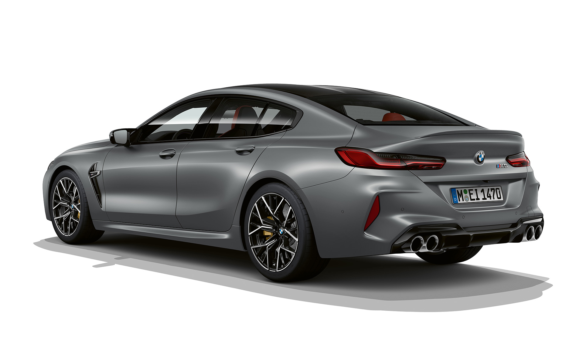 Nuevo BMW M8 Gran Coupé F93 LCI Renovación 2022 BMW Individual Frozen Pure Grey metalizado, vista de tres cuartos de la zaga