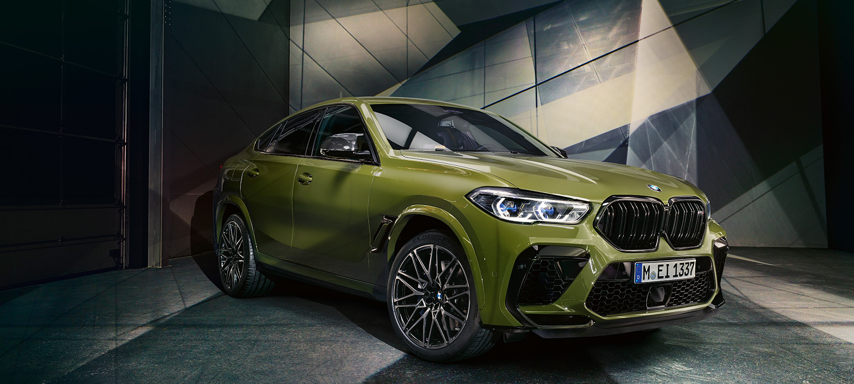 Vista lateral del BMW X6 M Competition, Pintura Especial de BMW Individual Urban Green SUV 2020