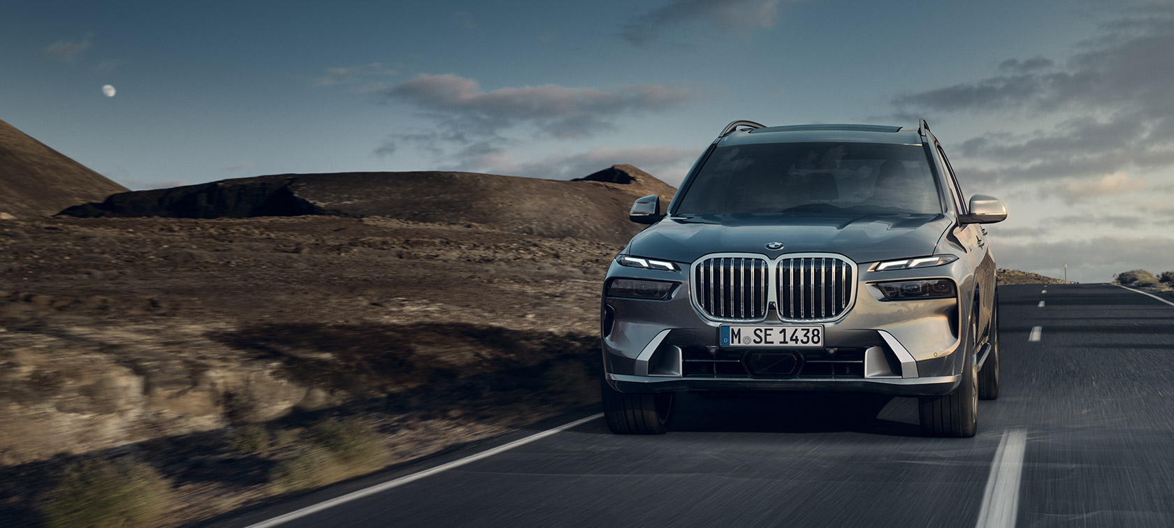 BMW X7 G07 LCI 7/8: vista frontal, en marcha, gris cobre brillante metalizado, Design Pure Excellence